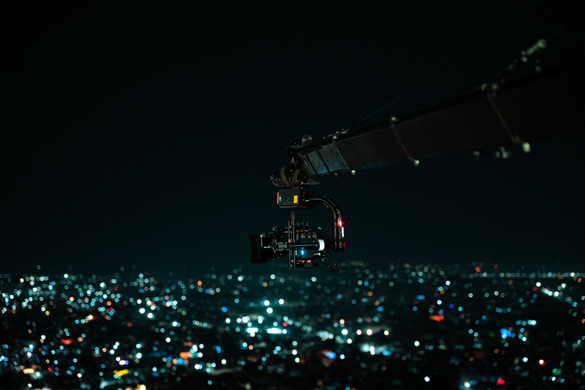 Jak nagrywać płynne ujęcia dronem w mieście: praktyczne ustawienia i techniki dla początkujących Nocne ujęcie dronem na kolorowe światła indyjskiego miasta