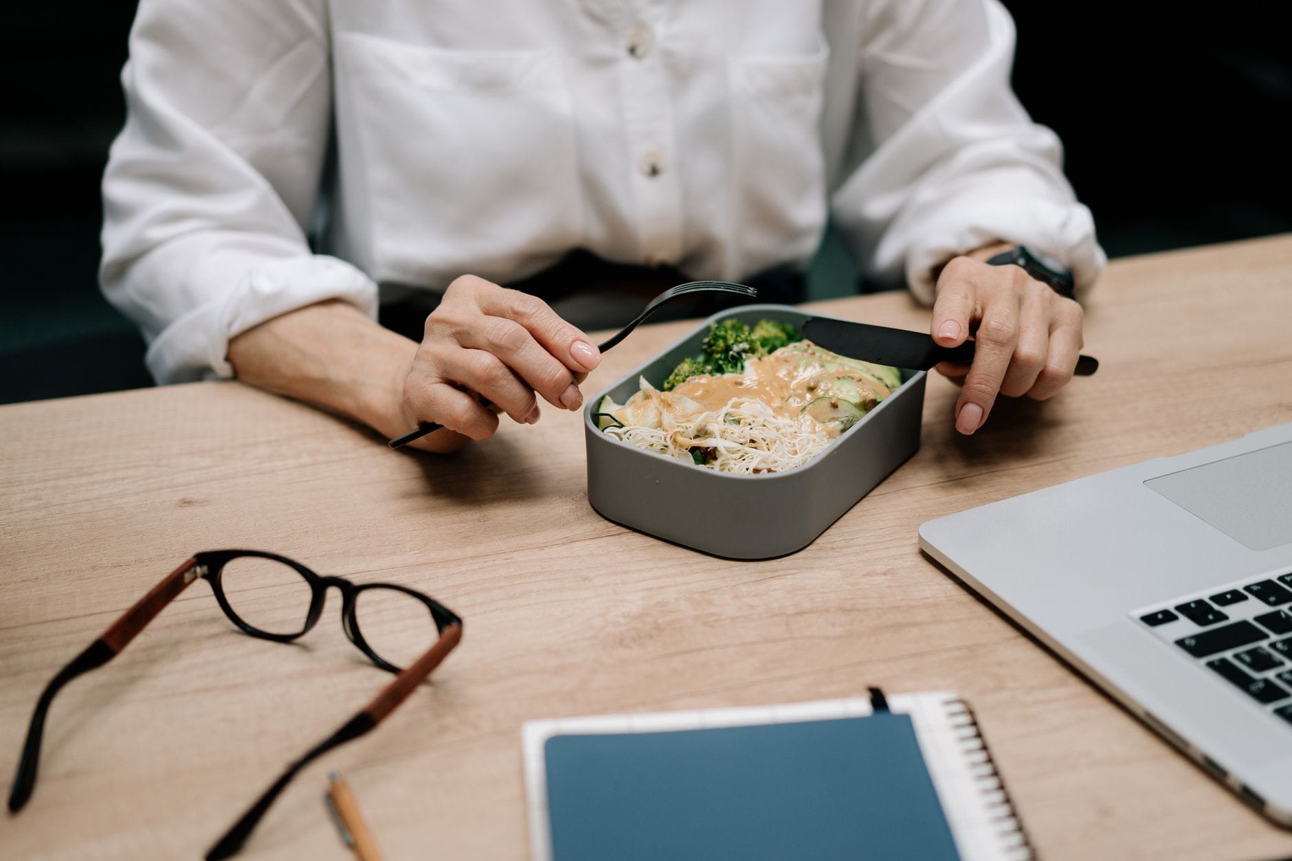 Osoba je zdrowy lunch przy biurku w pracy biurowej