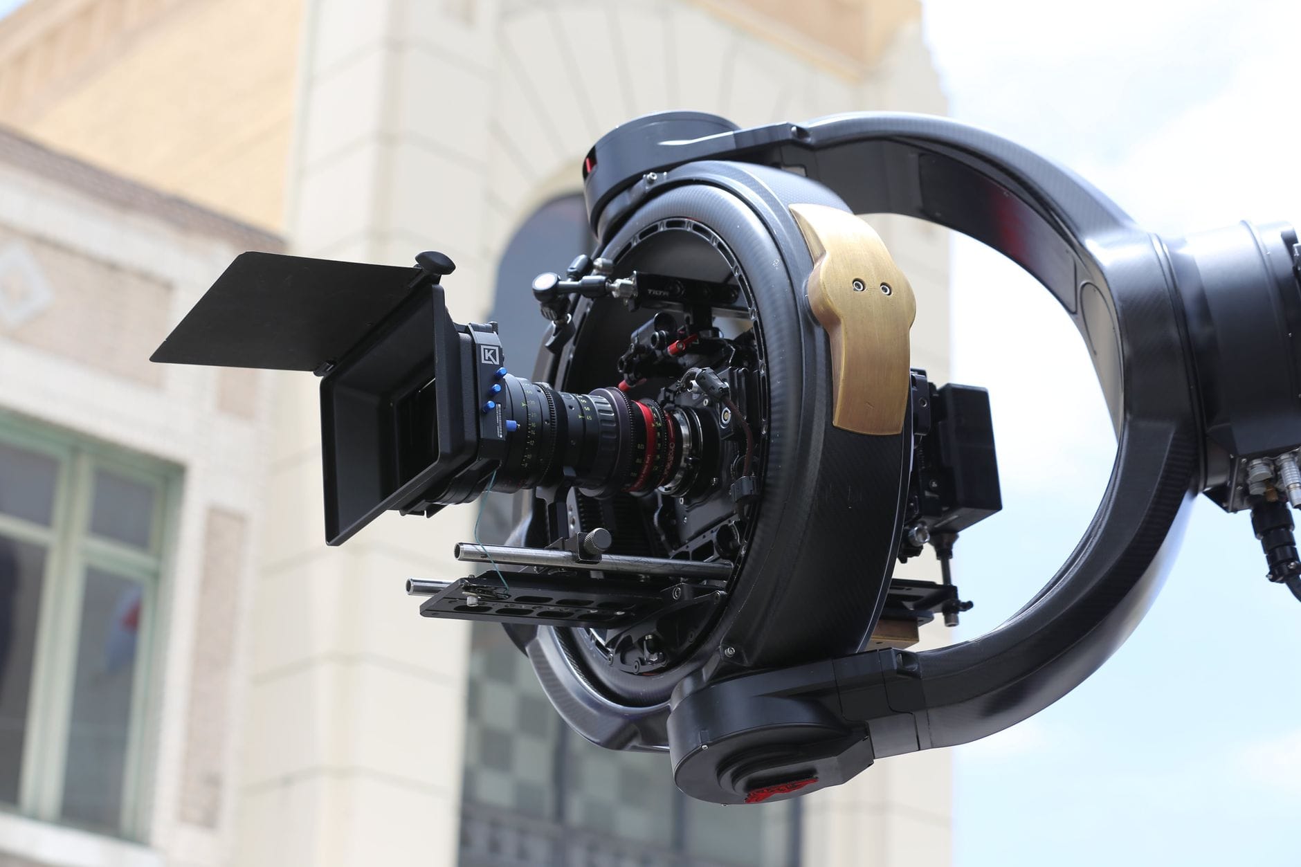 Profesjonalny dron filmowy z kamerą na gimbalu w plenerze