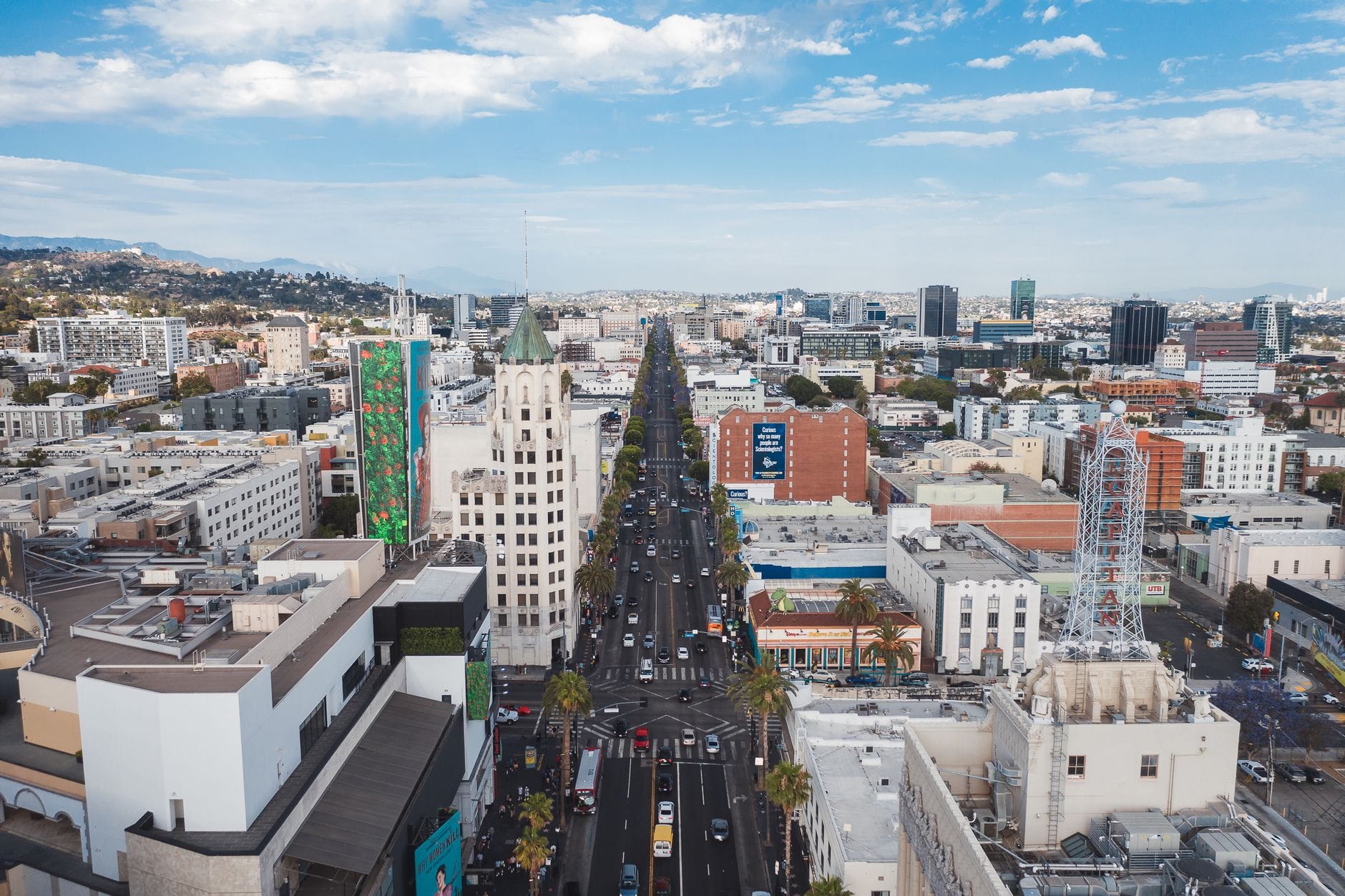 Ujęcie z drona na Hollywood Boulevard i panoramę centrum Los Angeles